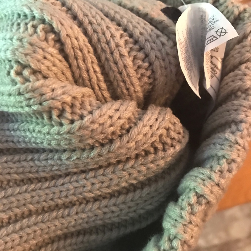 J.Crew Winter Pom Beanie - Picture 5 of 5